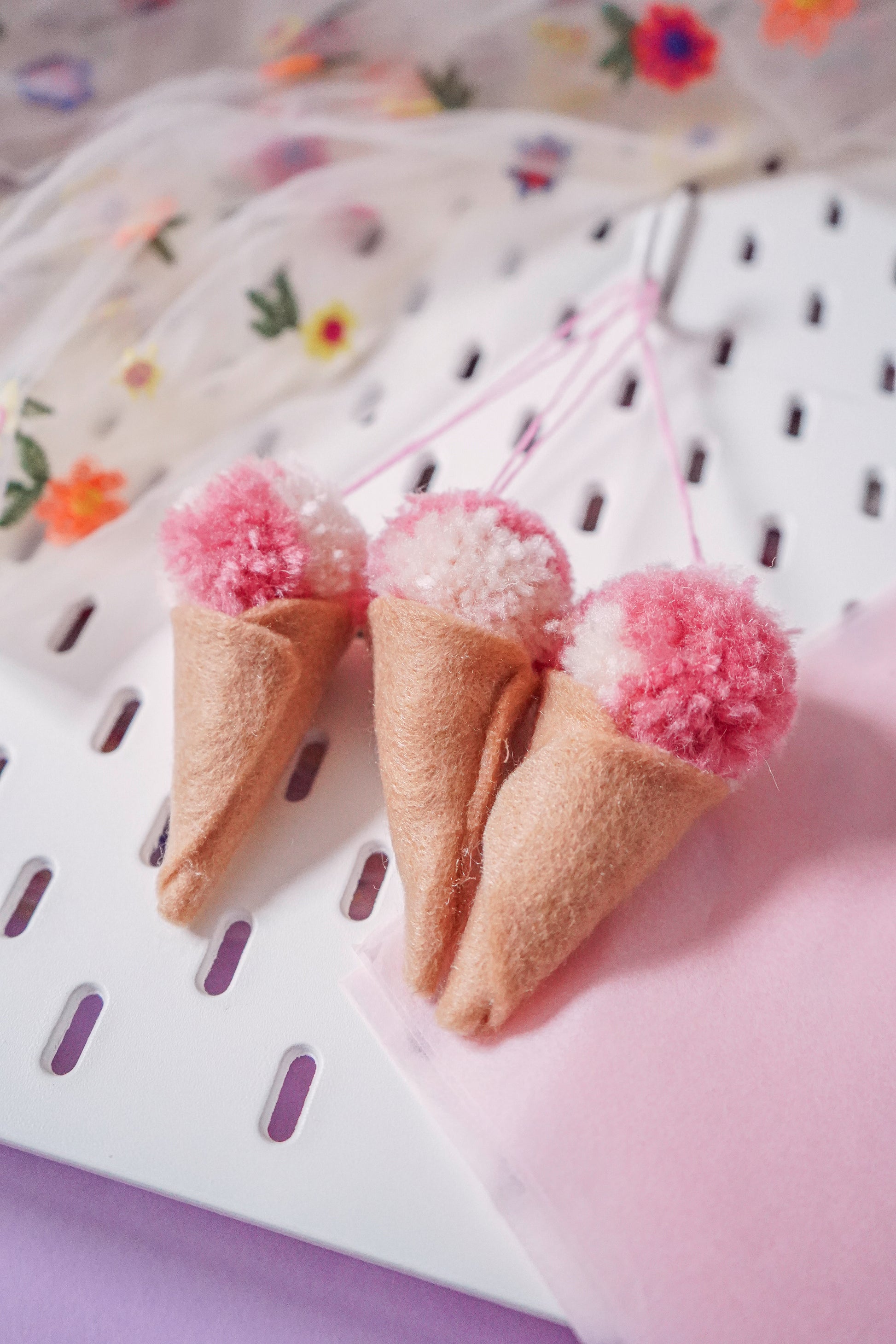 Ice Cream Felt and Yarn - Ornament3